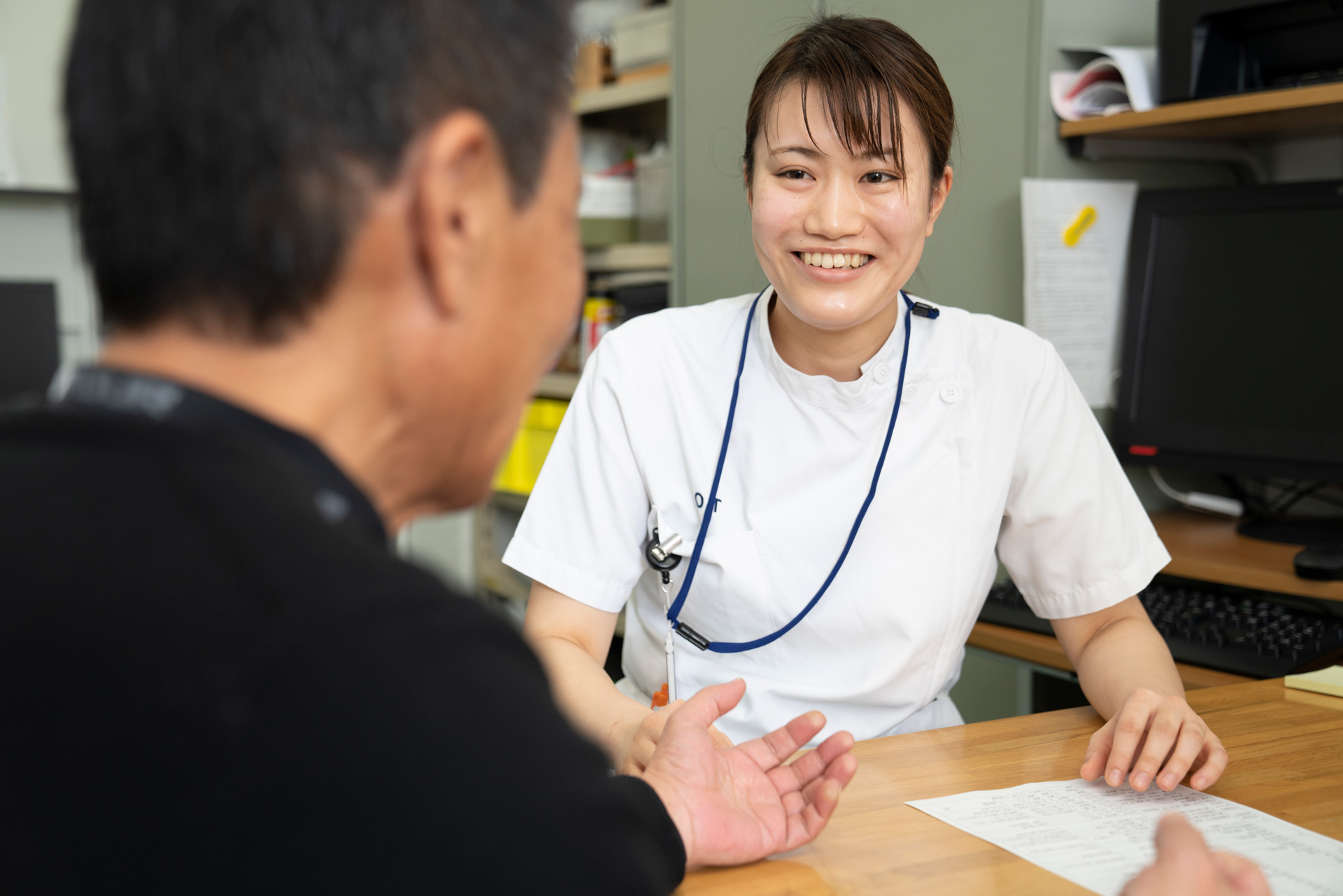 写真：笑顔の作業療法士