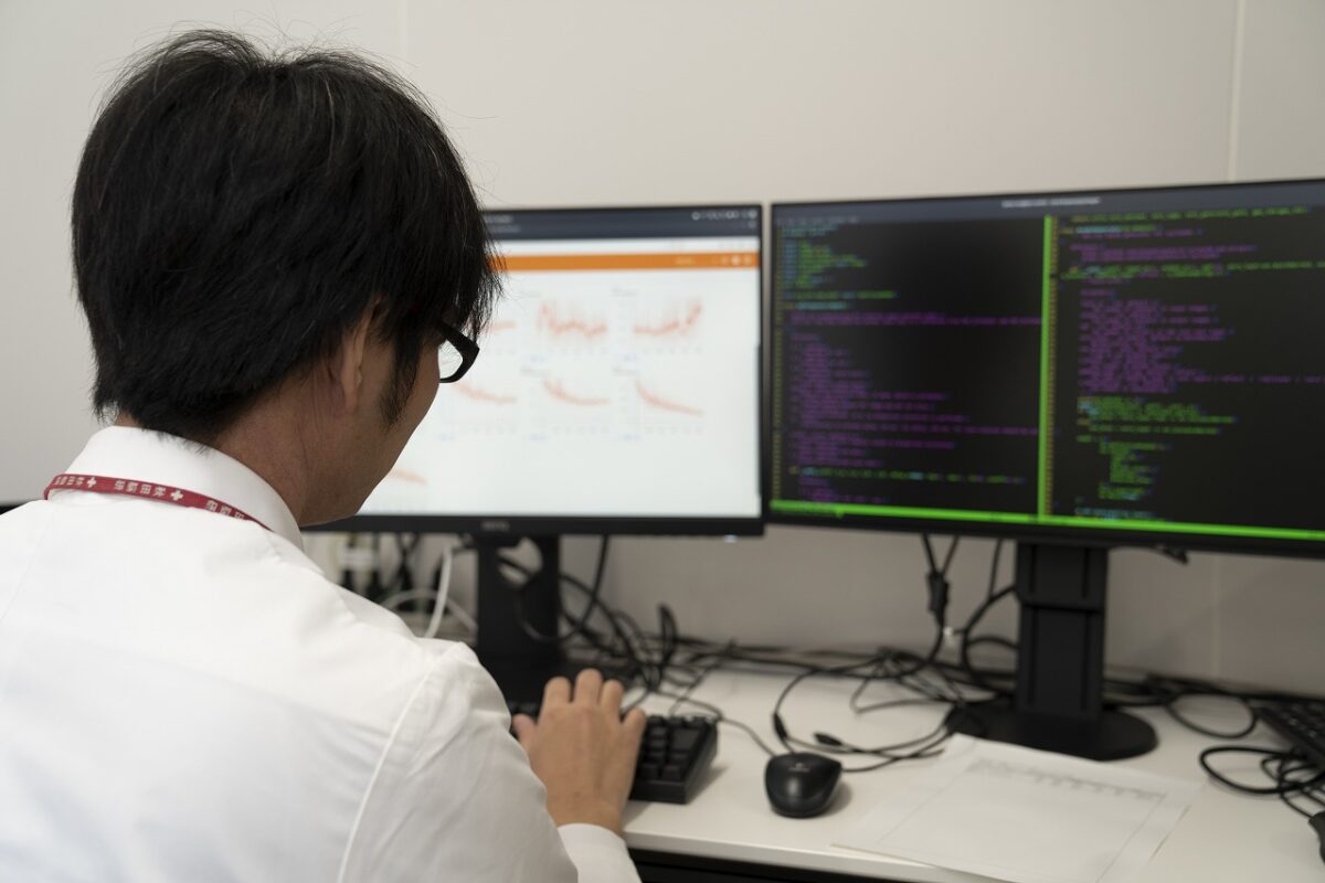 写真：研究員がパソコンを操作している様子