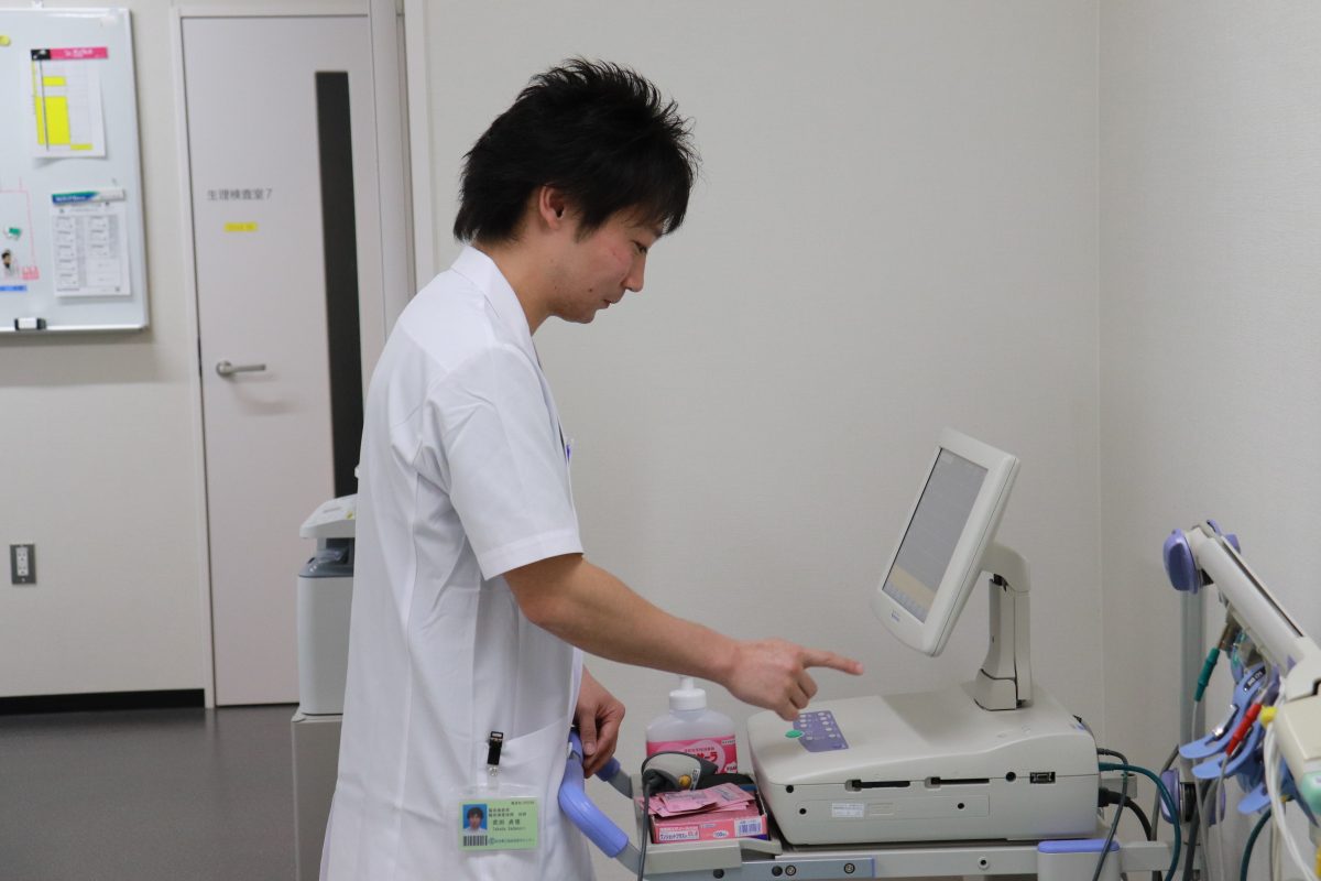 写真：臨床検査技師が機械を操作している
