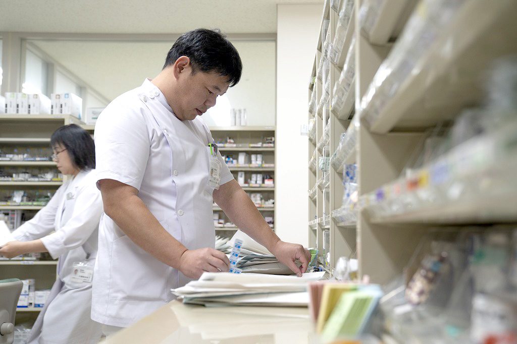 写真：薬剤師の仕事の様子