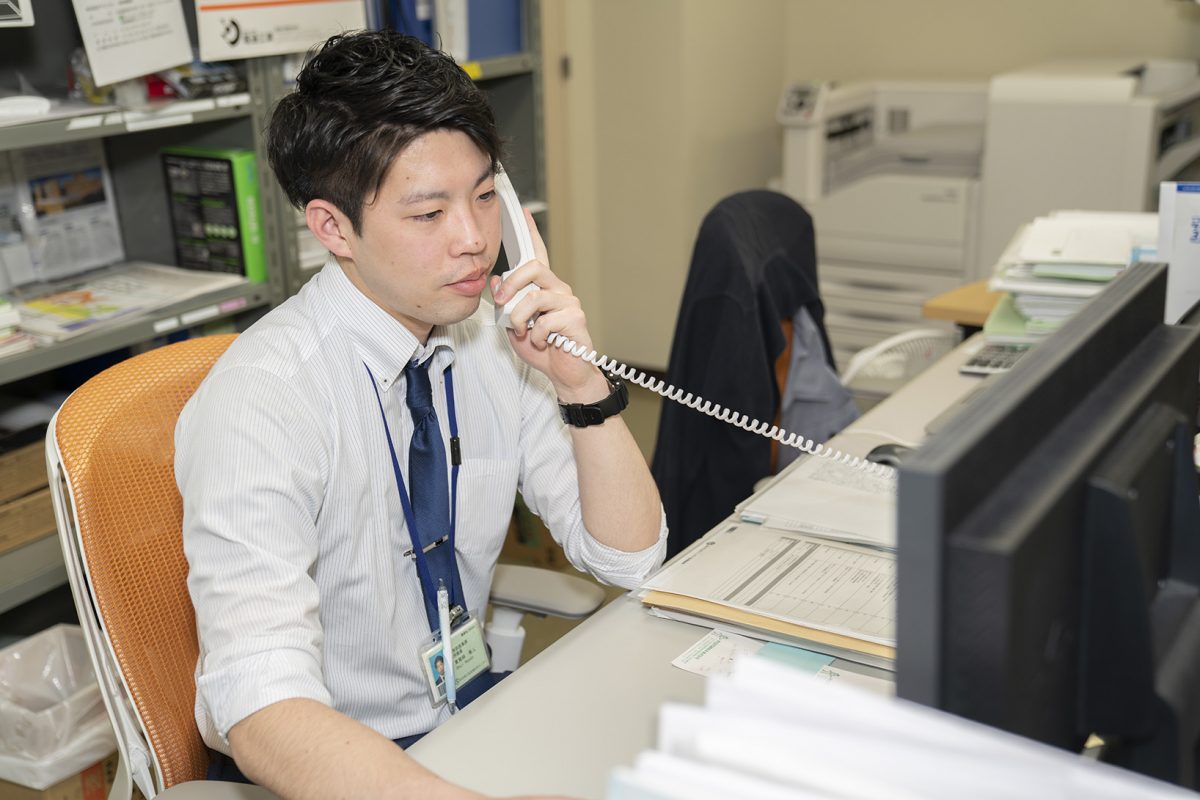 写真：職員が電話をかけている